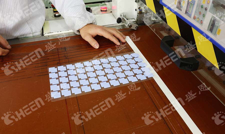 探索新能源汽车动力模块的散热优化：导热材料的关键角色
